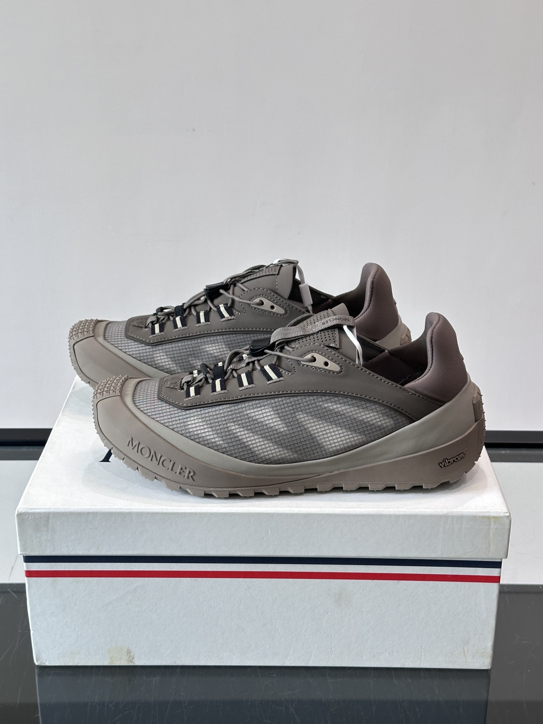 MONCLER蒙口TrailgriPLP男士牛皮革运动鞋👟这款TrailgriPLP男士运动鞋专为贴近户外而设计,将来自 MONCLER蒙口TrailgriPLP男士牛皮革运动鞋👟这款TrailgriPLP男士运动鞋专为贴近户外而设计,将来自