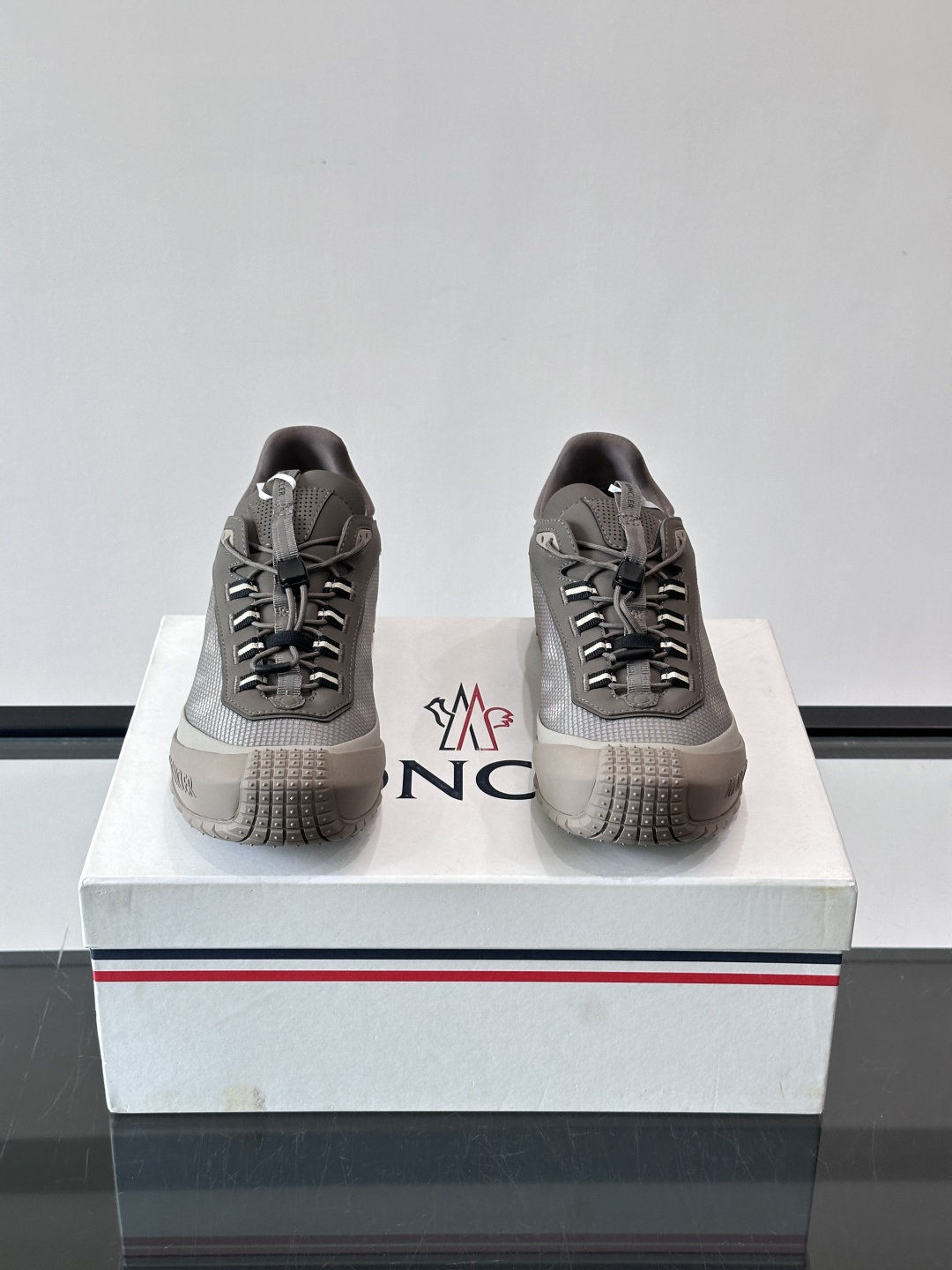 MONCLER蒙口TrailgriPLP男士牛皮革运动鞋👟这款TrailgriPLP男士运动鞋专为贴近户外而设计,将来自 MONCLER蒙口TrailgriPLP男士牛皮革运动鞋👟这款TrailgriPLP男士运动鞋专为贴近户外而设计,将来自
