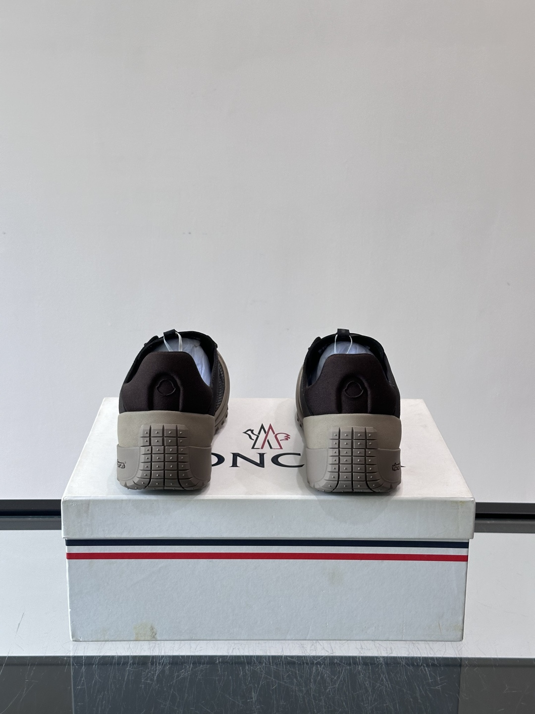 MONCLER蒙口TrailgriPLP男士牛皮革运动鞋👟这款TrailgriPLP男士运动鞋专为贴近户外而设计,将来自 MONCLER蒙口TrailgriPLP男士牛皮革运动鞋👟这款TrailgriPLP男士运动鞋专为贴近户外而设计,将来自