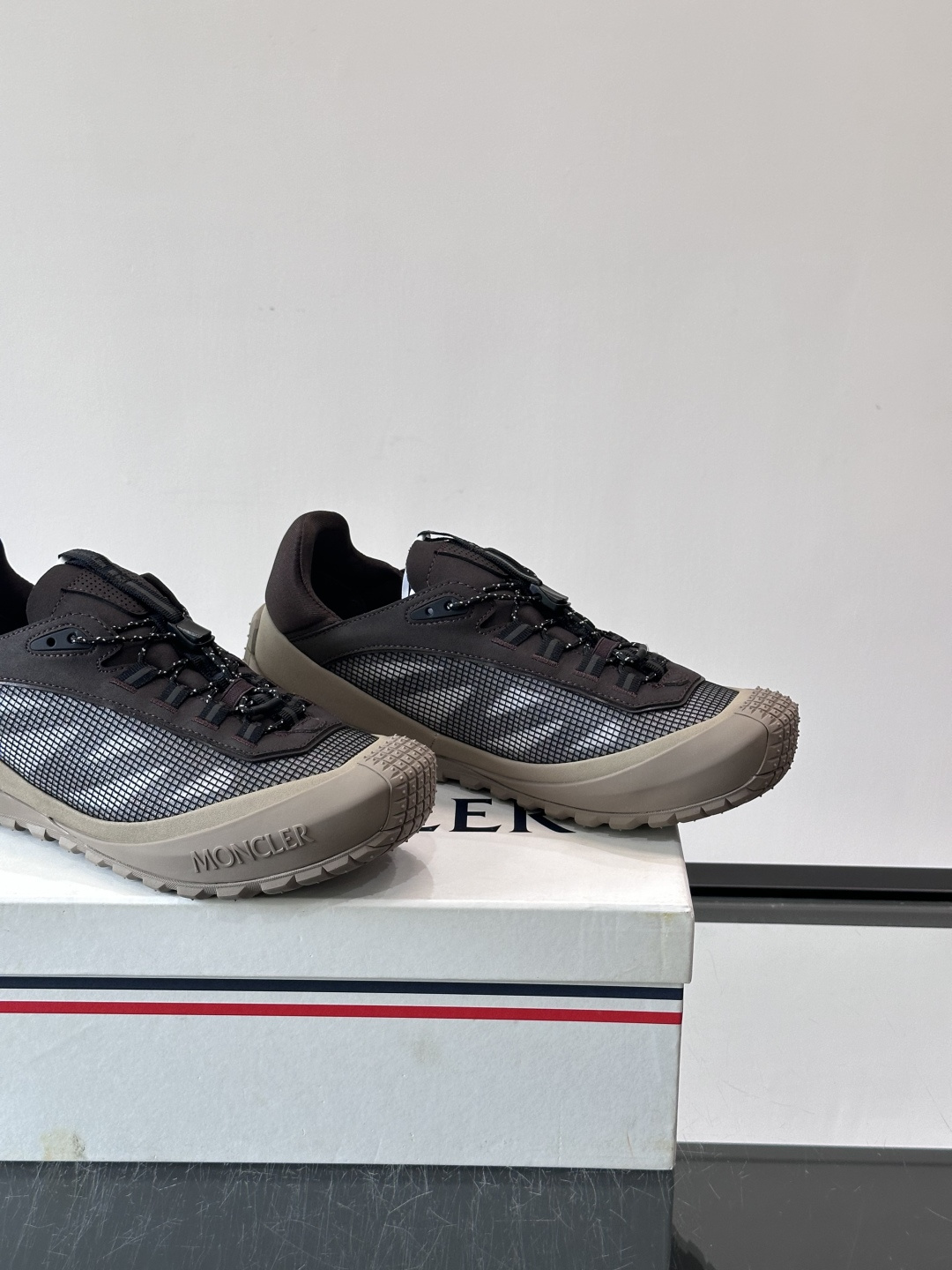 MONCLER蒙口TrailgriPLP男士牛皮革运动鞋👟这款TrailgriPLP男士运动鞋专为贴近户外而设计,将来自 MONCLER蒙口TrailgriPLP男士牛皮革运动鞋👟这款TrailgriPLP男士运动鞋专为贴近户外而设计,将来自
