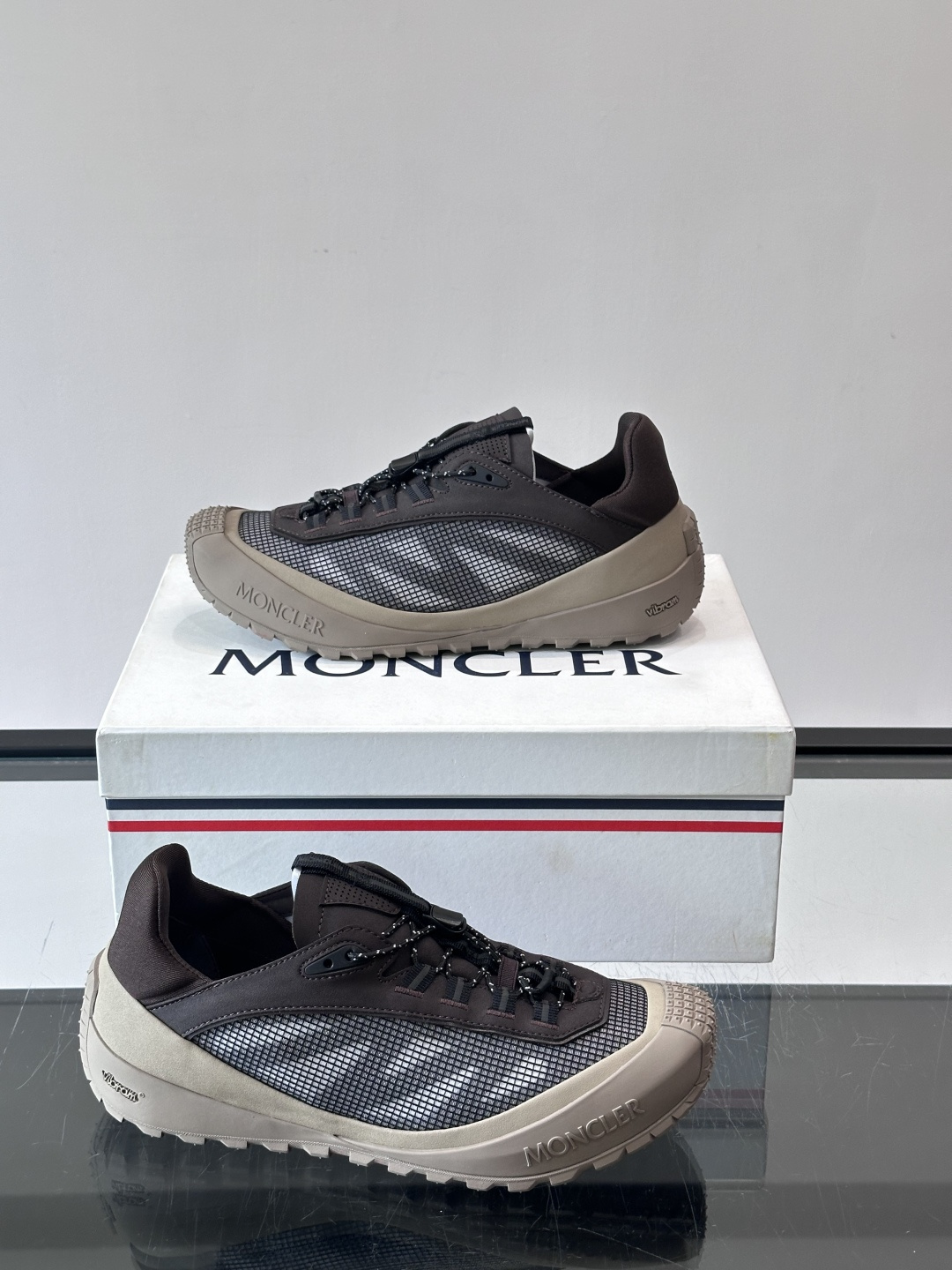 MONCLER蒙口TrailgriPLP男士牛皮革运动鞋👟这款TrailgriPLP男士运动鞋专为贴近户外而设计,将来自 MONCLER蒙口TrailgriPLP男士牛皮革运动鞋👟这款TrailgriPLP男士运动鞋专为贴近户外而设计,将来自