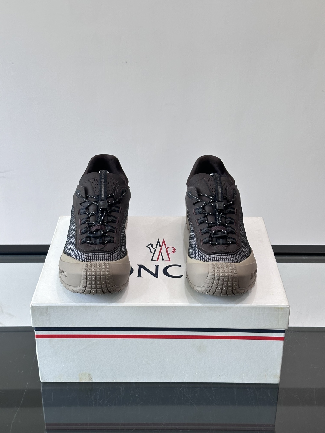 MONCLER蒙口TrailgriPLP男士牛皮革运动鞋👟这款TrailgriPLP男士运动鞋专为贴近户外而设计,将来自 MONCLER蒙口TrailgriPLP男士牛皮革运动鞋👟这款TrailgriPLP男士运动鞋专为贴近户外而设计,将来自