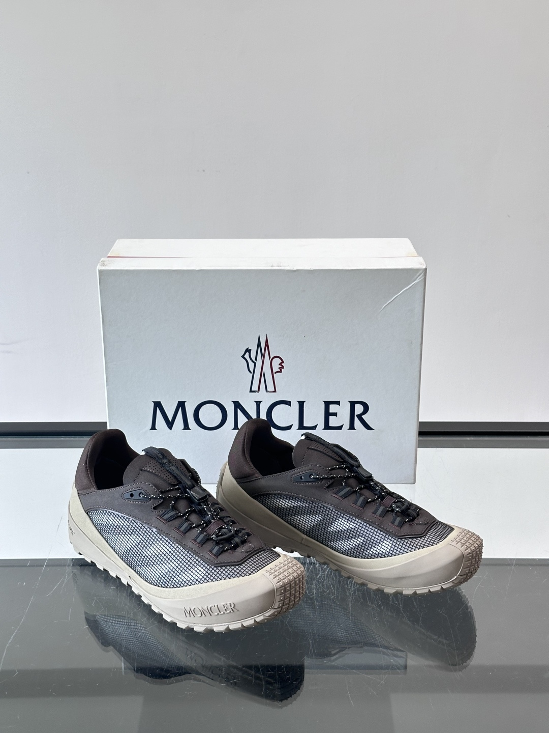 MONCLER蒙口TrailgriPLP男士牛皮革运动鞋👟这款TrailgriPLP男士运动鞋专为贴近户外而设计,将来自 MONCLER蒙口TrailgriPLP男士牛皮革运动鞋👟这款TrailgriPLP男士运动鞋专为贴近户外而设计,将来自