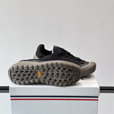MONCLER蒙口TrailgriPLP男士牛皮革运动鞋👟这款TrailgriPLP男士运动鞋专为贴近户外而设计,将来自 MONCLER蒙口TrailgriPLP男士牛皮革运动鞋👟这款TrailgriPLP男士运动鞋专为贴近户外而设计,将来自