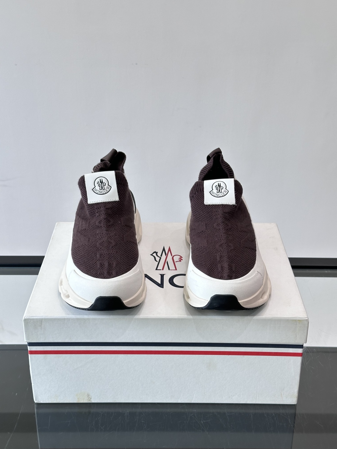 Moncler/蒙口男士休闲运动鞋,具有舒适防滑性能,采用一体成型进口飞织科技面料制成,兼备创新、功能性与图形细节于一体 Moncler/蒙口男士休闲运动鞋,具有舒适防滑性能,采用一体成型进口飞织科技面料制成,兼备创新、功能性与图形细节于一体