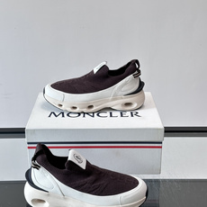 Moncler/蒙口男士休闲运动鞋,具有舒适防滑性能,采用一体成型进口飞织科技面料制成,兼备创新、功能性与图形细节于一体 Moncler/蒙口男士休闲运动鞋,具有舒适防滑性能,采用一体成型进口飞织科技面料制成,兼备创新、功能性与图形细节于一体