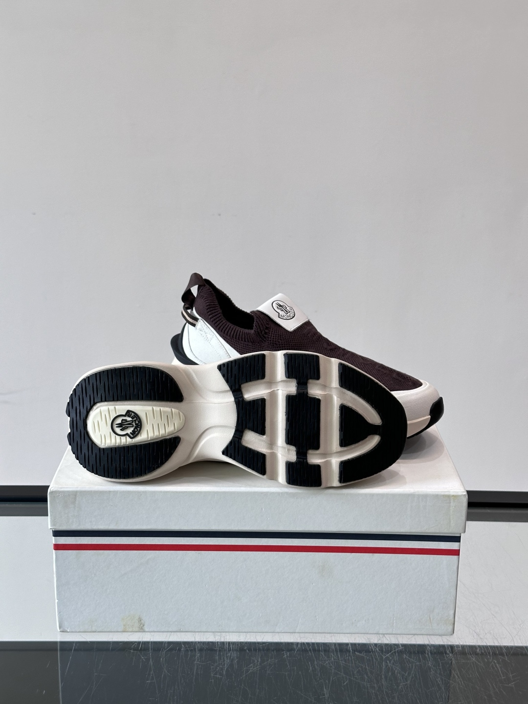 Moncler/蒙口男士休闲运动鞋,具有舒适防滑性能,采用一体成型进口飞织科技面料制成,兼备创新、功能性与图形细节于一体 Moncler/蒙口男士休闲运动鞋,具有舒适防滑性能,采用一体成型进口飞织科技面料制成,兼备创新、功能性与图形细节于一体