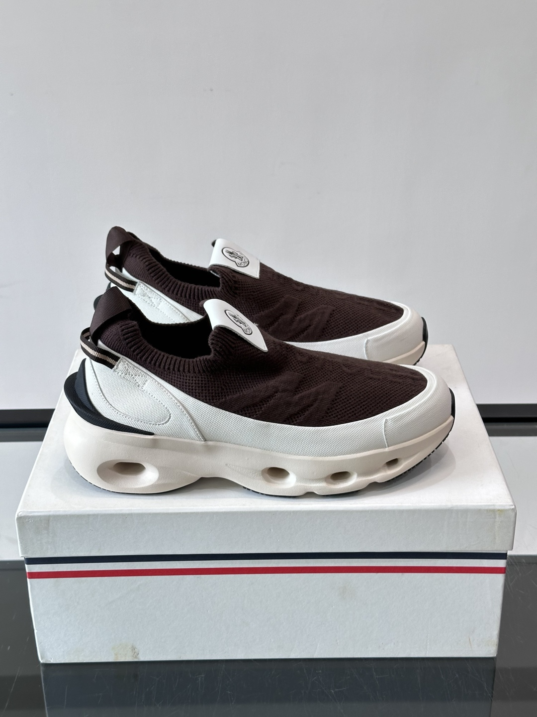 Moncler/蒙口男士休闲运动鞋,具有舒适防滑性能,采用一体成型进口飞织科技面料制成,兼备创新、功能性与图形细节于一体 Moncler/蒙口男士休闲运动鞋,具有舒适防滑性能,采用一体成型进口飞织科技面料制成,兼备创新、功能性与图形细节于一体