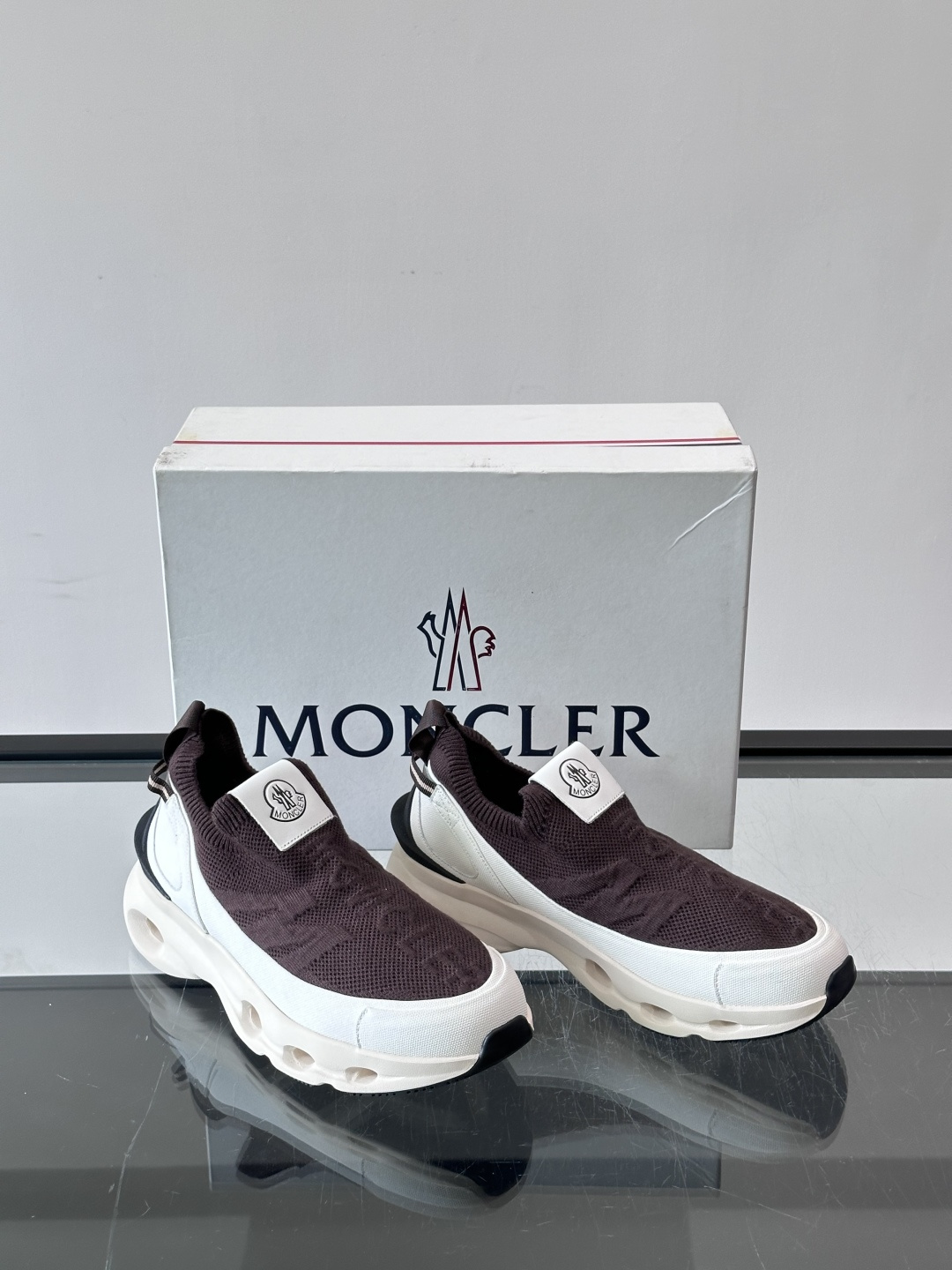 Moncler/蒙口男士休闲运动鞋,具有舒适防滑性能,采用一体成型进口飞织科技面料制成,兼备创新、功能性与图形细节于一体 Moncler/蒙口男士休闲运动鞋,具有舒适防滑性能,采用一体成型进口飞织科技面料制成,兼备创新、功能性与图形细节于一体