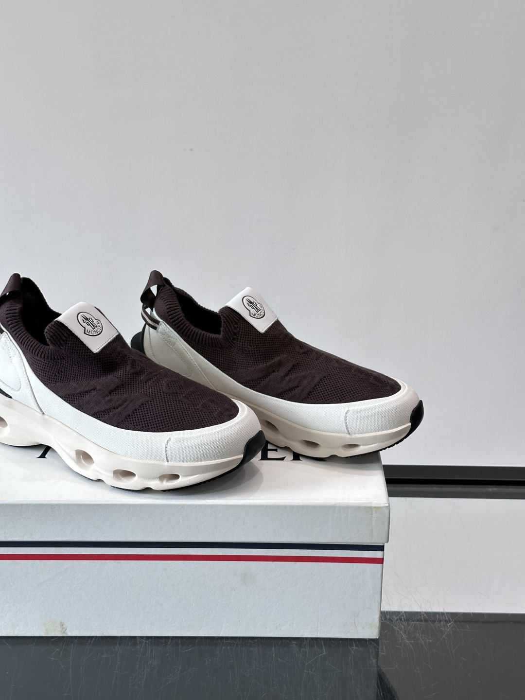 Moncler/蒙口男士休闲运动鞋,具有舒适防滑性能,采用一体成型进口飞织科技面料制成,兼备创新、功能性与图形细节于一体 Moncler/蒙口男士休闲运动鞋,具有舒适防滑性能,采用一体成型进口飞织科技面料制成,兼备创新、功能性与图形细节于一体