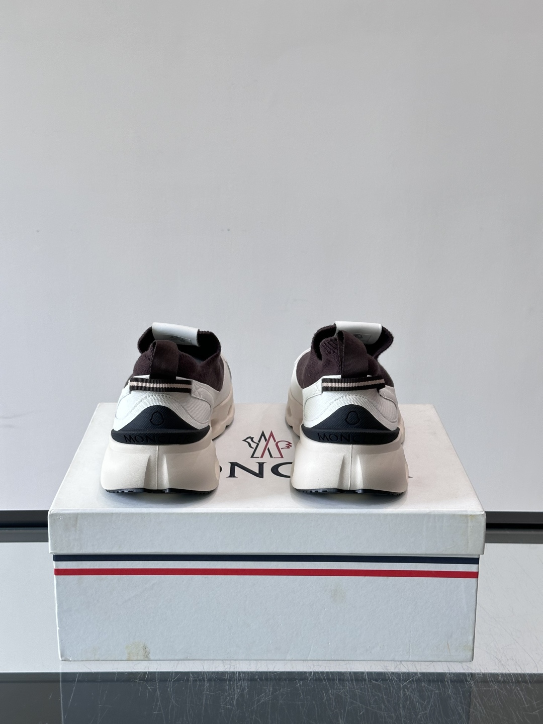 Moncler/蒙口男士休闲运动鞋,具有舒适防滑性能,采用一体成型进口飞织科技面料制成,兼备创新、功能性与图形细节于一体 Moncler/蒙口男士休闲运动鞋,具有舒适防滑性能,采用一体成型进口飞织科技面料制成,兼备创新、功能性与图形细节于一体