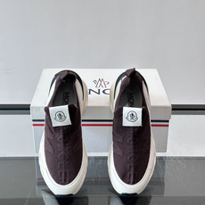 Moncler/蒙口男士休闲运动鞋,具有舒适防滑性能,采用一体成型进口飞织科技面料制成,兼备创新、功能性与图形细节于一体 Moncler/蒙口男士休闲运动鞋,具有舒适防滑性能,采用一体成型进口飞织科技面料制成,兼备创新、功能性与图形细节于一体