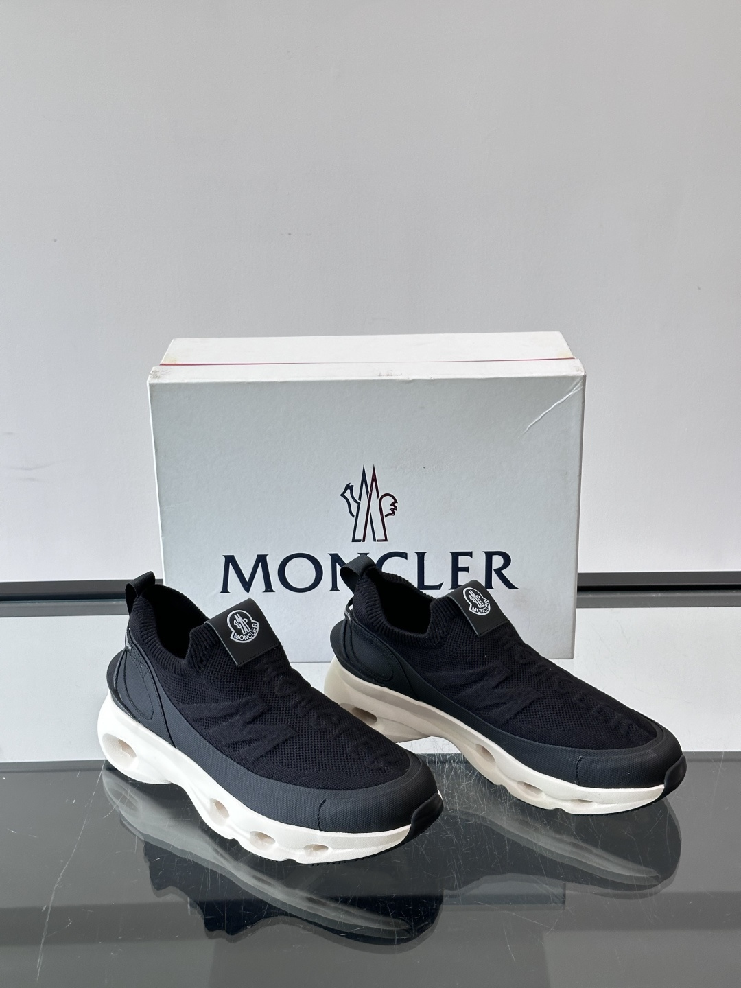 Moncler/蒙口男士休闲运动鞋,具有舒适防滑性能,采用一体成型进口飞织科技面料制成,兼备创新、功能性与图形细节于一体 Moncler/蒙口男士休闲运动鞋,具有舒适防滑性能,采用一体成型进口飞织科技面料制成,兼备创新、功能性与图形细节于一体