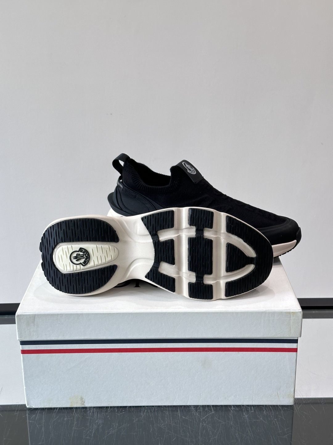 Moncler/蒙口男士休闲运动鞋,具有舒适防滑性能,采用一体成型进口飞织科技面料制成,兼备创新、功能性与图形细节于一体 Moncler/蒙口男士休闲运动鞋,具有舒适防滑性能,采用一体成型进口飞织科技面料制成,兼备创新、功能性与图形细节于一体