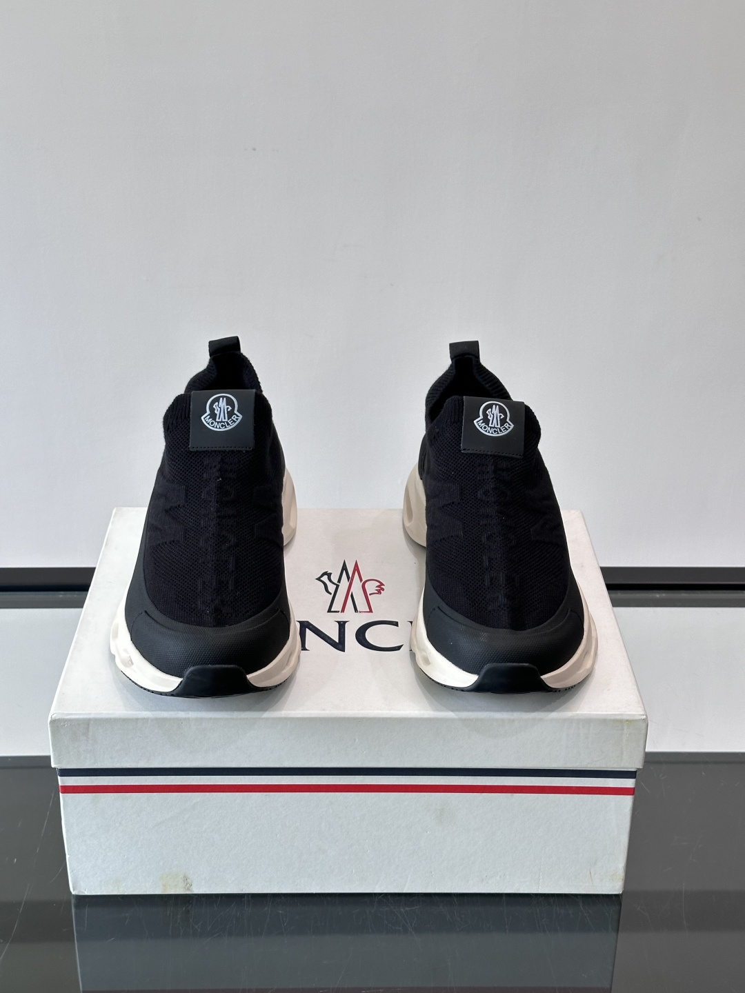 Moncler/蒙口男士休闲运动鞋,具有舒适防滑性能,采用一体成型进口飞织科技面料制成,兼备创新、功能性与图形细节于一体 Moncler/蒙口男士休闲运动鞋,具有舒适防滑性能,采用一体成型进口飞织科技面料制成,兼备创新、功能性与图形细节于一体