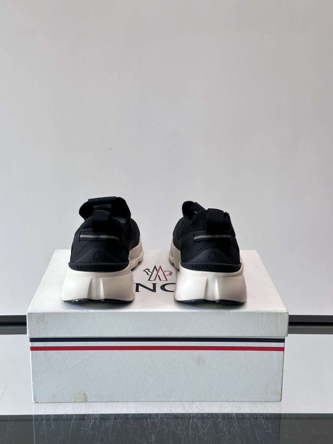 Moncler/蒙口男士休闲运动鞋,具有舒适防滑性能,采用一体成型进口飞织科技面料制成,兼备创新、功能性与图形细节于一体 Moncler/蒙口男士休闲运动鞋,具有舒适防滑性能,采用一体成型进口飞织科技面料制成,兼备创新、功能性与图形细节于一体
