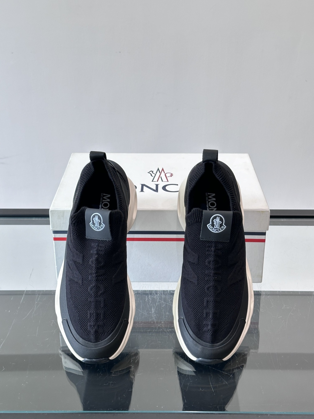 Moncler/蒙口男士休闲运动鞋,具有舒适防滑性能,采用一体成型进口飞织科技面料制成,兼备创新、功能性与图形细节于一体 Moncler/蒙口男士休闲运动鞋,具有舒适防滑性能,采用一体成型进口飞织科技面料制成,兼备创新、功能性与图形细节于一体