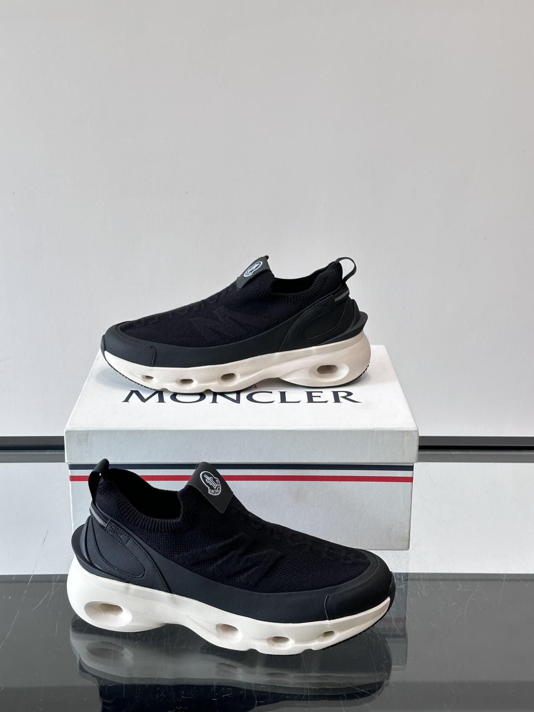 Moncler/蒙口男士休闲运动鞋,具有舒适防滑性能,采用一体成型进口飞织科技面料制成,兼备创新、功能性与图形细节于一体 Moncler/蒙口男士休闲运动鞋,具有舒适防滑性能,采用一体成型进口飞织科技面料制成,兼备创新、功能性与图形细节于一体