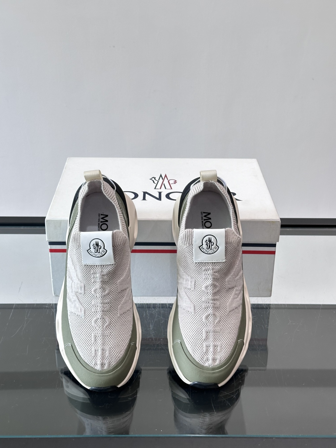 Moncler/蒙口男士休闲运动鞋,具有舒适防滑性能,采用一体成型进口飞织科技面料制成,兼备创新、功能性与图形细节于一体 Moncler/蒙口男士休闲运动鞋,具有舒适防滑性能,采用一体成型进口飞织科技面料制成,兼备创新、功能性与图形细节于一体