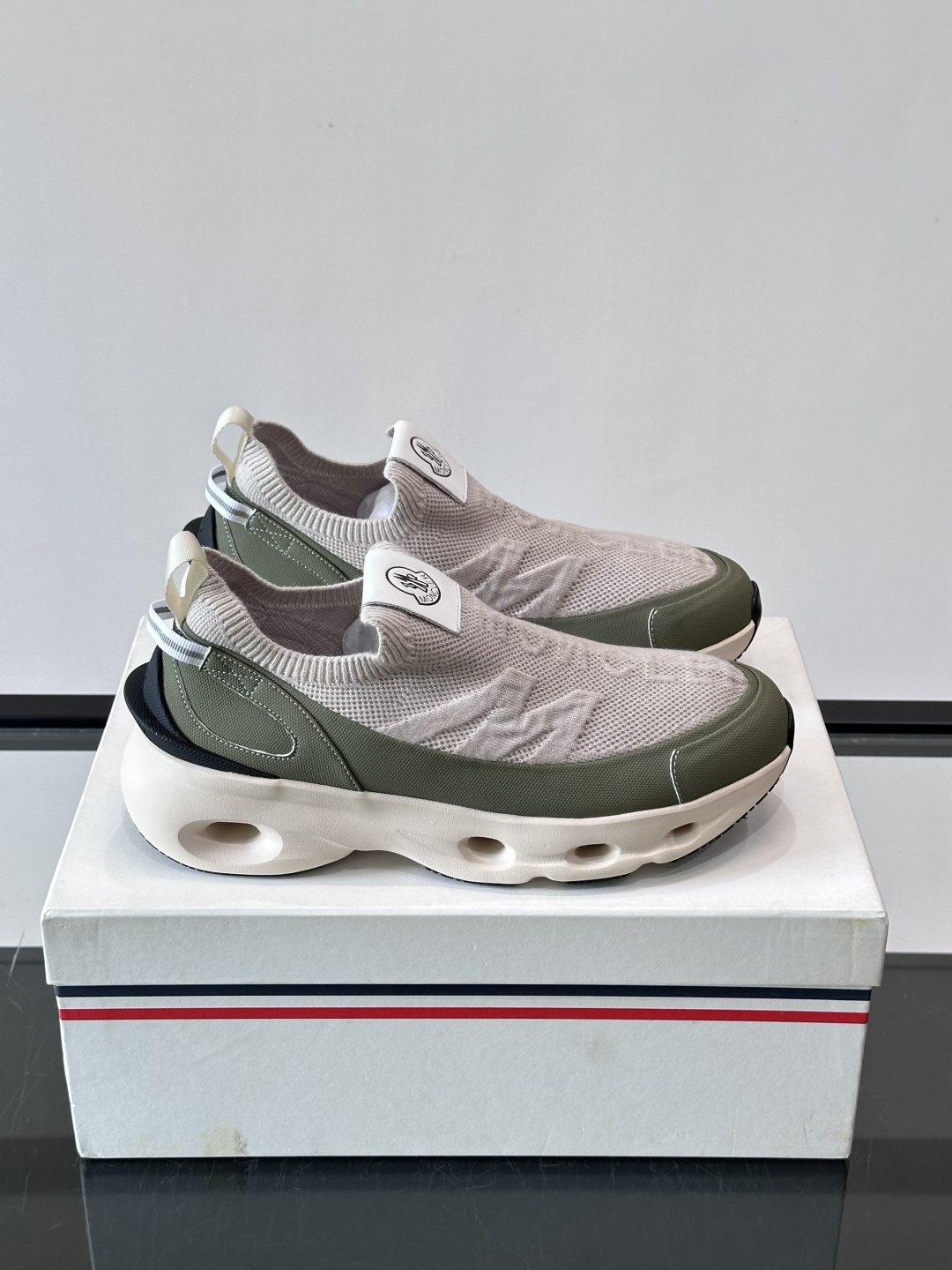 Moncler/蒙口男士休闲运动鞋,具有舒适防滑性能,采用一体成型进口飞织科技面料制成,兼备创新、功能性与图形细节于一体 Moncler/蒙口男士休闲运动鞋,具有舒适防滑性能,采用一体成型进口飞织科技面料制成,兼备创新、功能性与图形细节于一体