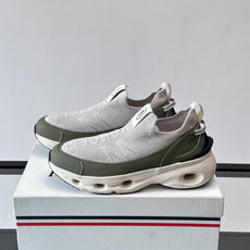 Moncler/蒙口男士休闲运动鞋,具有舒适防滑性能,采用一体成型进口飞织科技面料制成,兼备创新、功能性与图形细节于一体 Moncler/蒙口男士休闲运动鞋,具有舒适防滑性能,采用一体成型进口飞织科技面料制成,兼备创新、功能性与图形细节于一体