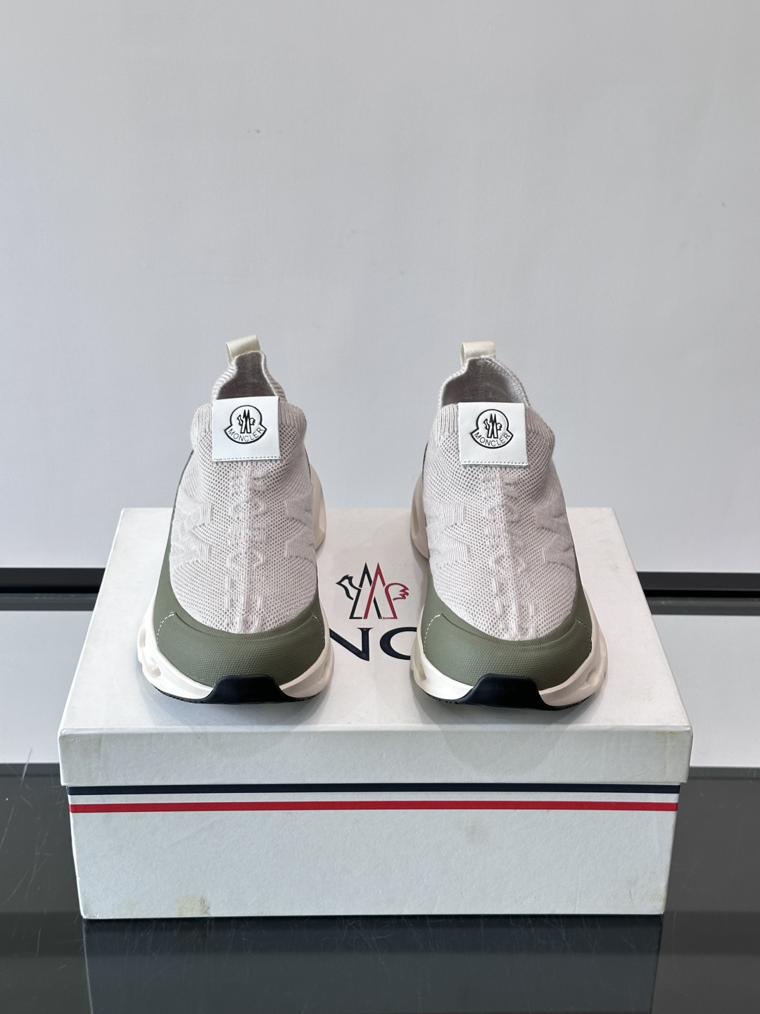 Moncler/蒙口男士休闲运动鞋,具有舒适防滑性能,采用一体成型进口飞织科技面料制成,兼备创新、功能性与图形细节于一体 Moncler/蒙口男士休闲运动鞋,具有舒适防滑性能,采用一体成型进口飞织科技面料制成,兼备创新、功能性与图形细节于一体