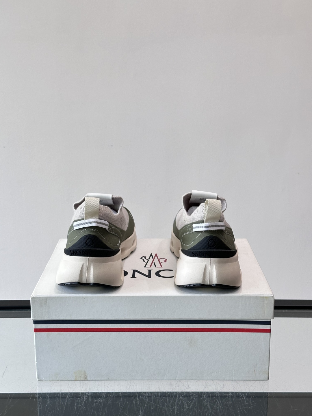 Moncler/蒙口男士休闲运动鞋,具有舒适防滑性能,采用一体成型进口飞织科技面料制成,兼备创新、功能性与图形细节于一体 Moncler/蒙口男士休闲运动鞋,具有舒适防滑性能,采用一体成型进口飞织科技面料制成,兼备创新、功能性与图形细节于一体