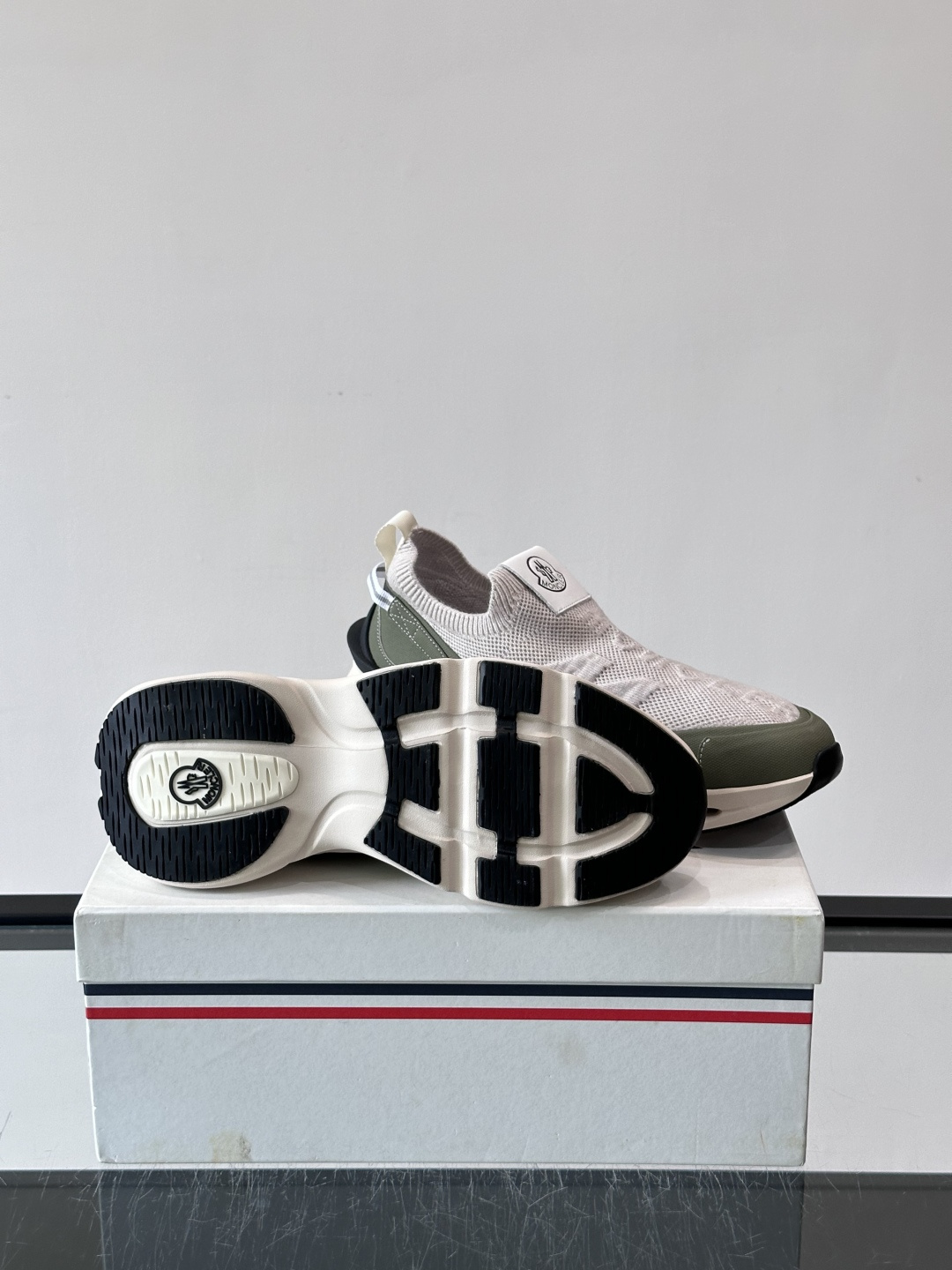 Moncler/蒙口男士休闲运动鞋,具有舒适防滑性能,采用一体成型进口飞织科技面料制成,兼备创新、功能性与图形细节于一体 Moncler/蒙口男士休闲运动鞋,具有舒适防滑性能,采用一体成型进口飞织科技面料制成,兼备创新、功能性与图形细节于一体