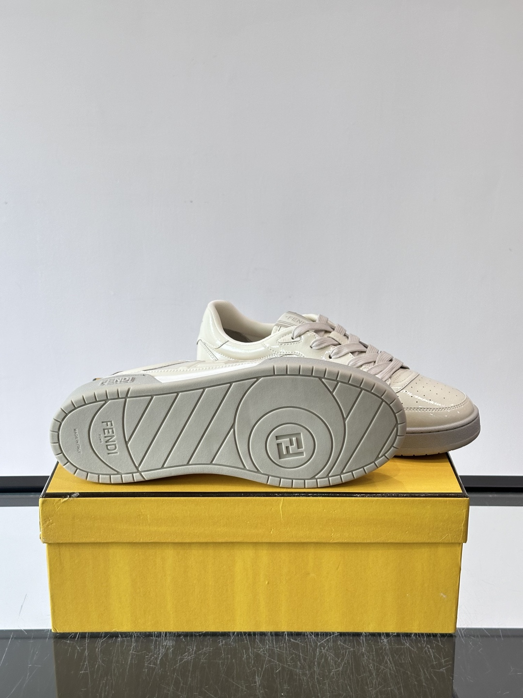 FENDI Match运动鞋皮革低帮鞋标志性FENDI Match运动鞋,鞋舌饰有全新FENDI TaPe饰带。 鞋面采 FENDI Match运动鞋皮革低帮鞋标志性FENDI Match运动鞋,鞋舌饰有全新FENDI TaPe饰带。 鞋面采