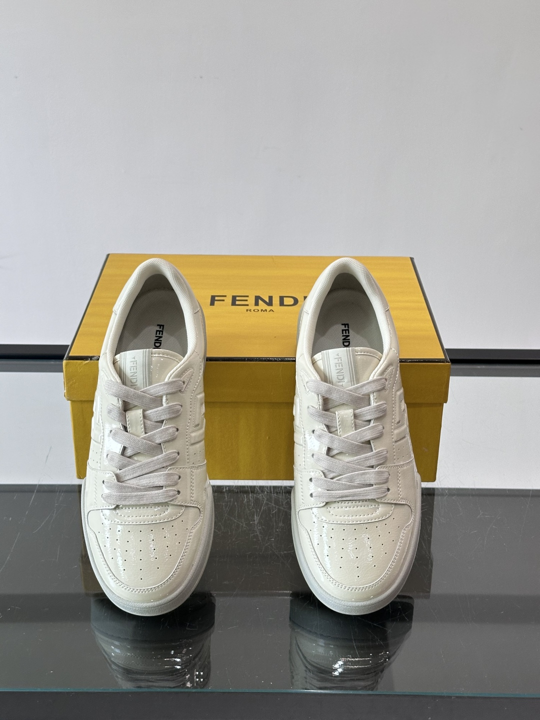 FENDI Match运动鞋皮革低帮鞋标志性FENDI Match运动鞋,鞋舌饰有全新FENDI TaPe饰带。 鞋面采 FENDI Match运动鞋皮革低帮鞋标志性FENDI Match运动鞋,鞋舌饰有全新FENDI TaPe饰带。 鞋面采