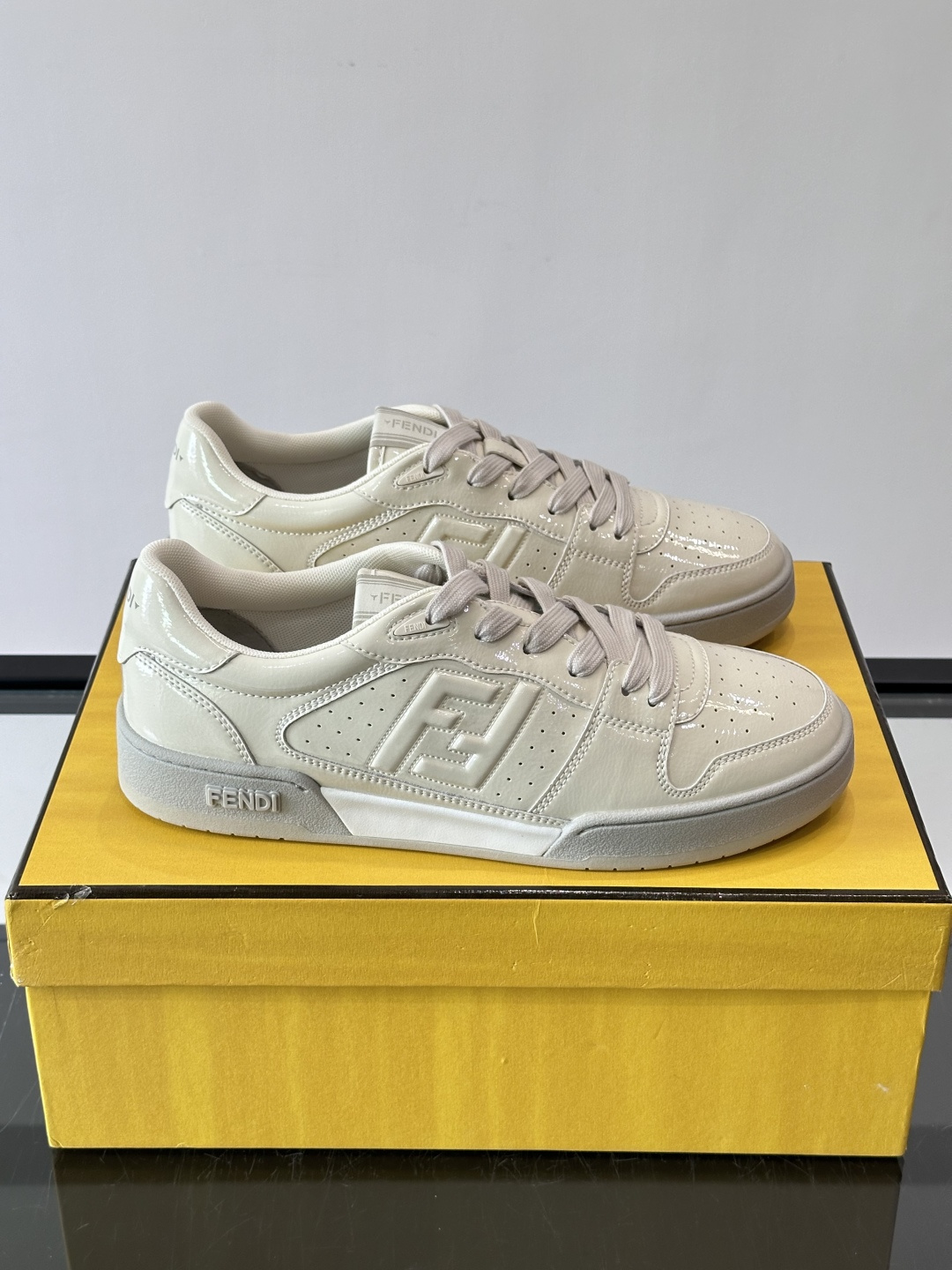 FENDI Match运动鞋皮革低帮鞋标志性FENDI Match运动鞋,鞋舌饰有全新FENDI TaPe饰带。 鞋面采 FENDI Match运动鞋皮革低帮鞋标志性FENDI Match运动鞋,鞋舌饰有全新FENDI TaPe饰带。 鞋面采