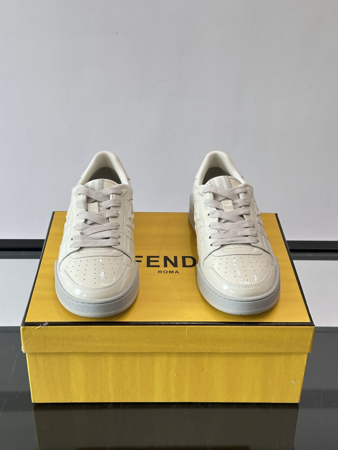 FENDI Match运动鞋皮革低帮鞋标志性FENDI Match运动鞋,鞋舌饰有全新FENDI TaPe饰带。 鞋面采 FENDI Match运动鞋皮革低帮鞋标志性FENDI Match运动鞋,鞋舌饰有全新FENDI TaPe饰带。 鞋面采