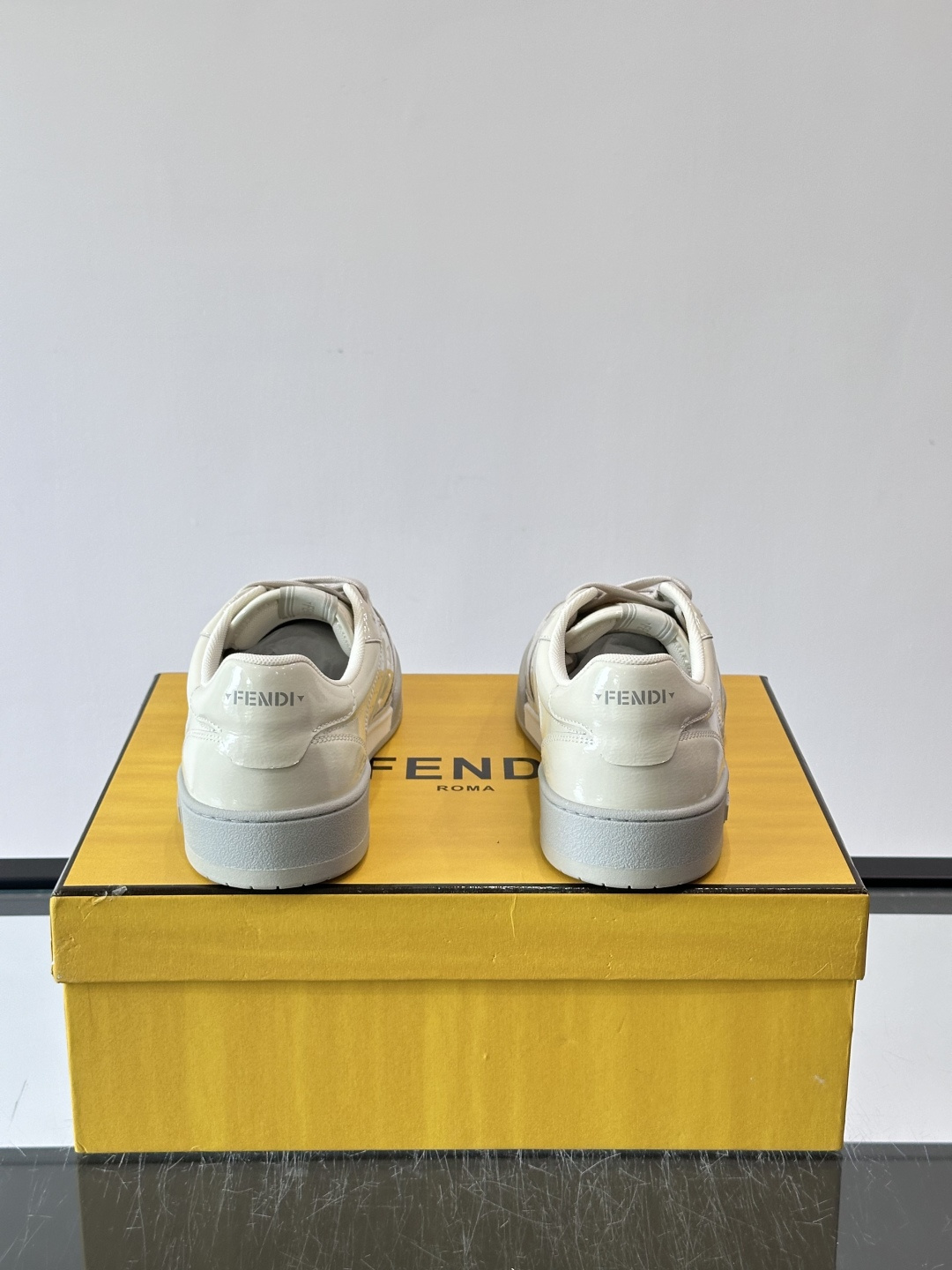 FENDI Match运动鞋皮革低帮鞋标志性FENDI Match运动鞋,鞋舌饰有全新FENDI TaPe饰带。 鞋面采 FENDI Match运动鞋皮革低帮鞋标志性FENDI Match运动鞋,鞋舌饰有全新FENDI TaPe饰带。 鞋面采