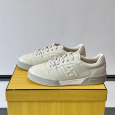 FENDI Match运动鞋皮革低帮鞋标志性FENDI Match运动鞋,鞋舌饰有全新FENDI TaPe饰带。 鞋面采 FENDI Match运动鞋皮革低帮鞋标志性FENDI Match运动鞋,鞋舌饰有全新FENDI TaPe饰带。 鞋面采