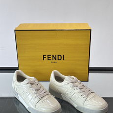 FENDI Match运动鞋皮革低帮鞋标志性FENDI Match运动鞋,鞋舌饰有全新FENDI TaPe饰带。 鞋面采 FENDI Match运动鞋皮革低帮鞋标志性FENDI Match运动鞋,鞋舌饰有全新FENDI TaPe饰带。 鞋面采