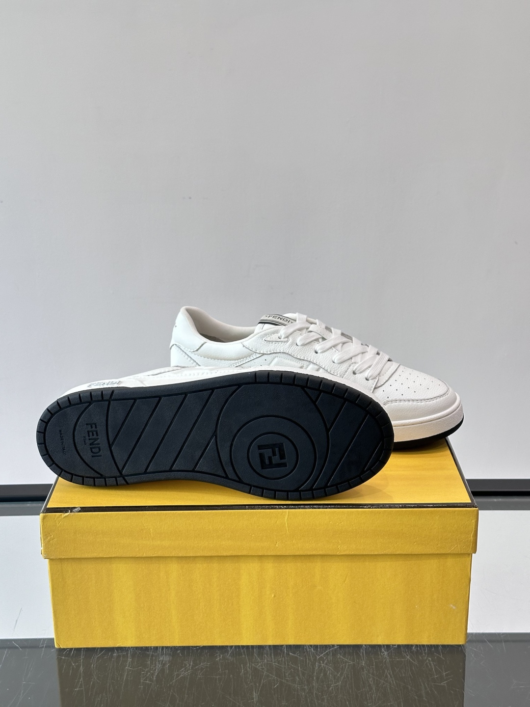 FENDI Match运动鞋皮革低帮鞋标志性FENDI Match运动鞋,鞋舌饰有全新FENDI TaPe饰带。 鞋面采 FENDI Match运动鞋皮革低帮鞋标志性FENDI Match运动鞋,鞋舌饰有全新FENDI TaPe饰带。 鞋面采