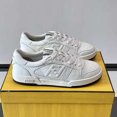 FENDI Match运动鞋皮革低帮鞋标志性FENDI Match运动鞋,鞋舌饰有全新FENDI TaPe饰带。 鞋面采 FENDI Match运动鞋皮革低帮鞋标志性FENDI Match运动鞋,鞋舌饰有全新FENDI TaPe饰带。 鞋面采