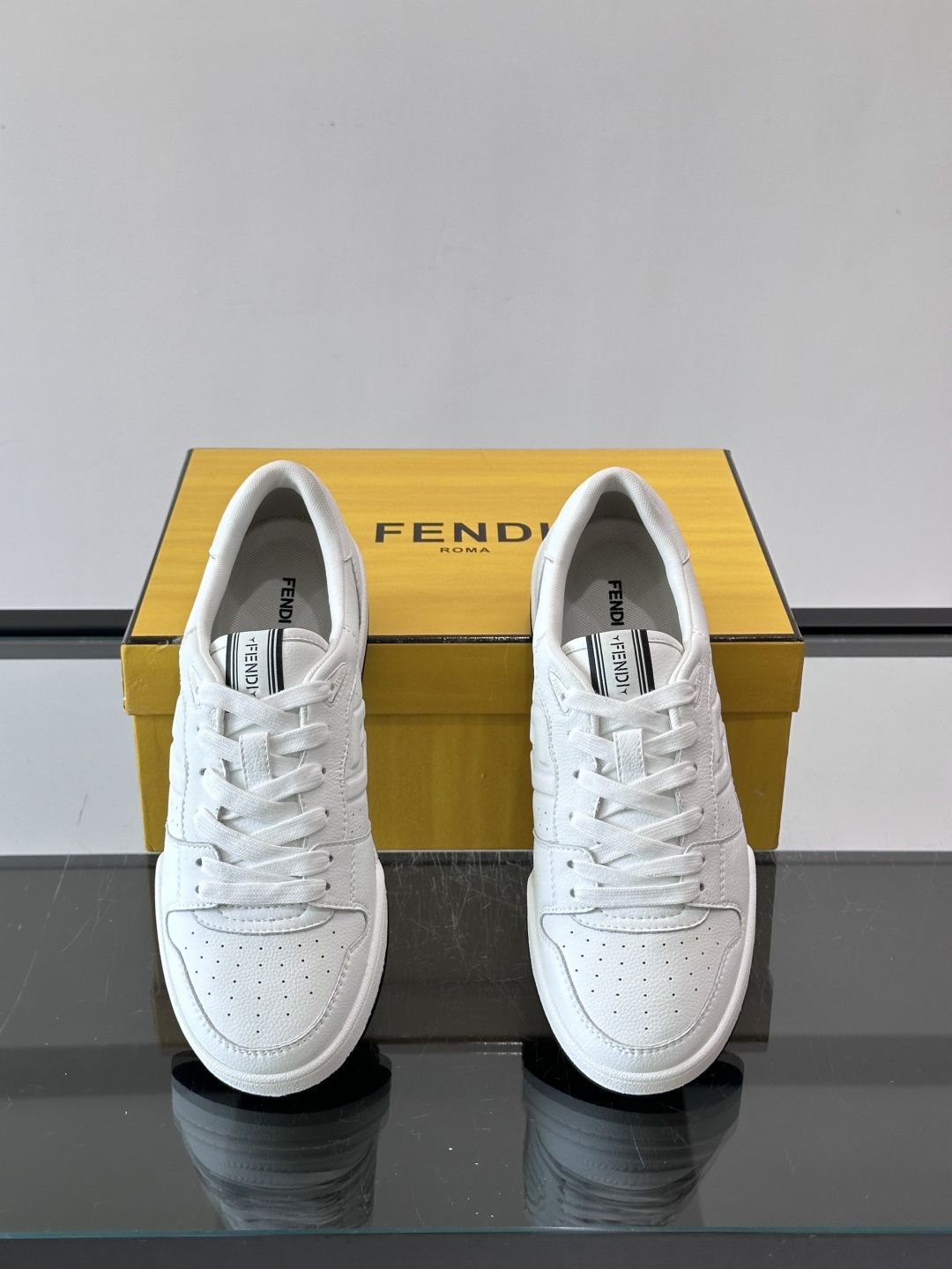FENDI Match运动鞋皮革低帮鞋标志性FENDI Match运动鞋,鞋舌饰有全新FENDI TaPe饰带。 鞋面采 FENDI Match运动鞋皮革低帮鞋标志性FENDI Match运动鞋,鞋舌饰有全新FENDI TaPe饰带。 鞋面采