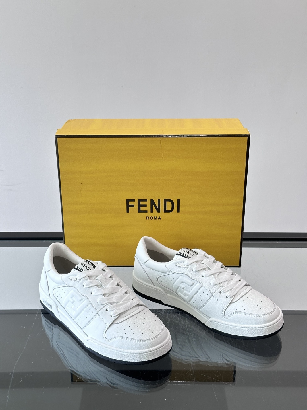 FENDI Match运动鞋皮革低帮鞋标志性FENDI Match运动鞋,鞋舌饰有全新FENDI TaPe饰带。 鞋面采 FENDI Match运动鞋皮革低帮鞋标志性FENDI Match运动鞋,鞋舌饰有全新FENDI TaPe饰带。 鞋面采