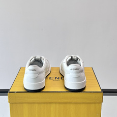 FENDI Match运动鞋皮革低帮鞋标志性FENDI Match运动鞋,鞋舌饰有全新FENDI TaPe饰带。 鞋面采 FENDI Match运动鞋皮革低帮鞋标志性FENDI Match运动鞋,鞋舌饰有全新FENDI TaPe饰带。 鞋面采
