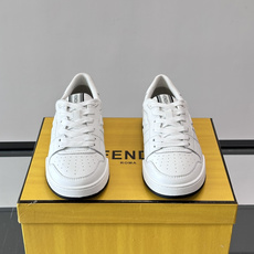 FENDI Match运动鞋皮革低帮鞋标志性FENDI Match运动鞋,鞋舌饰有全新FENDI TaPe饰带。 鞋面采 FENDI Match运动鞋皮革低帮鞋标志性FENDI Match运动鞋,鞋舌饰有全新FENDI TaPe饰带。 鞋面采
