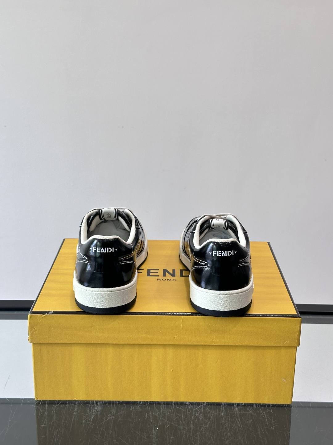 FENDI Match运动鞋皮革低帮鞋标志性FENDI Match运动鞋，鞋舌饰有全新FENDI TaPe饰带。 鞋面采