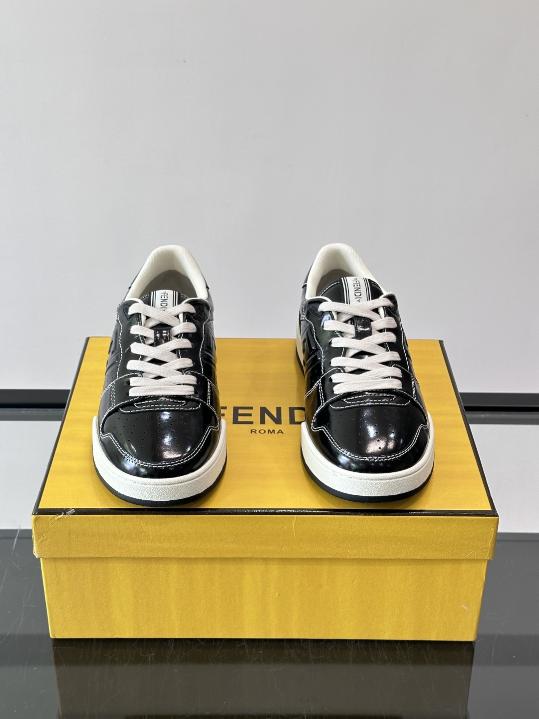 FENDI Match运动鞋皮革低帮鞋标志性FENDI Match运动鞋，鞋舌饰有全新FENDI TaPe饰带。 鞋面采