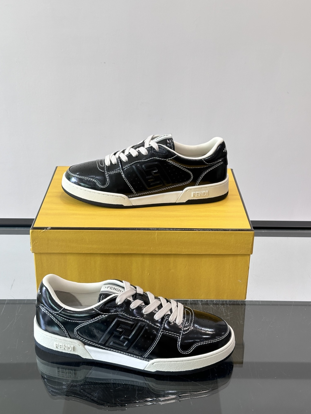 FENDI Match运动鞋皮革低帮鞋标志性FENDI Match运动鞋，鞋舌饰有全新FENDI TaPe饰带。 鞋面采