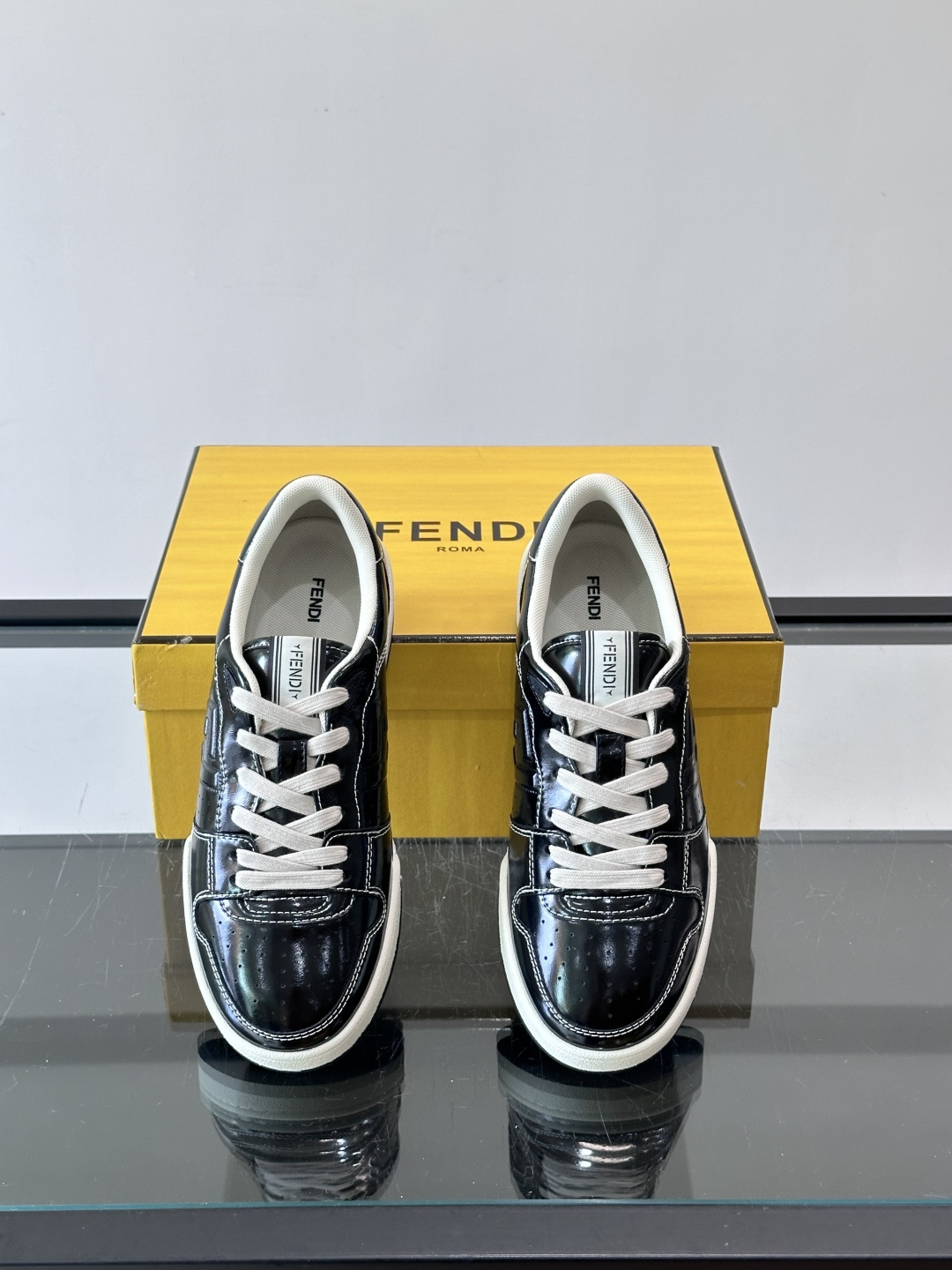 FENDI Match运动鞋皮革低帮鞋标志性FENDI Match运动鞋，鞋舌饰有全新FENDI TaPe饰带。 鞋面采