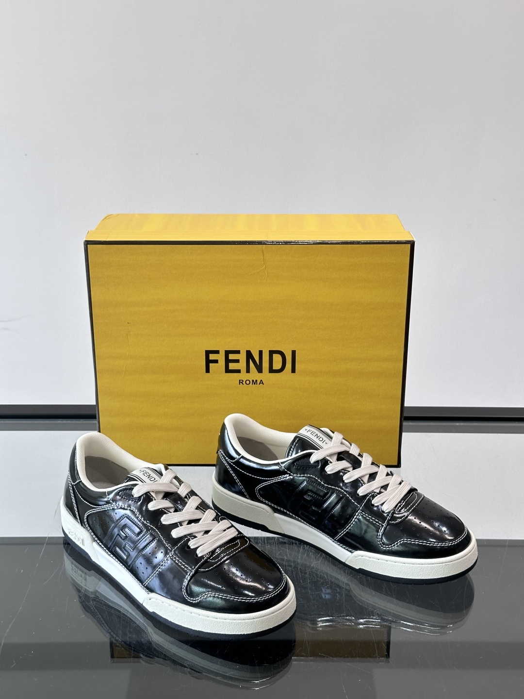 FENDI Match运动鞋皮革低帮鞋标志性FENDI Match运动鞋，鞋舌饰有全新FENDI TaPe饰带。 鞋面采