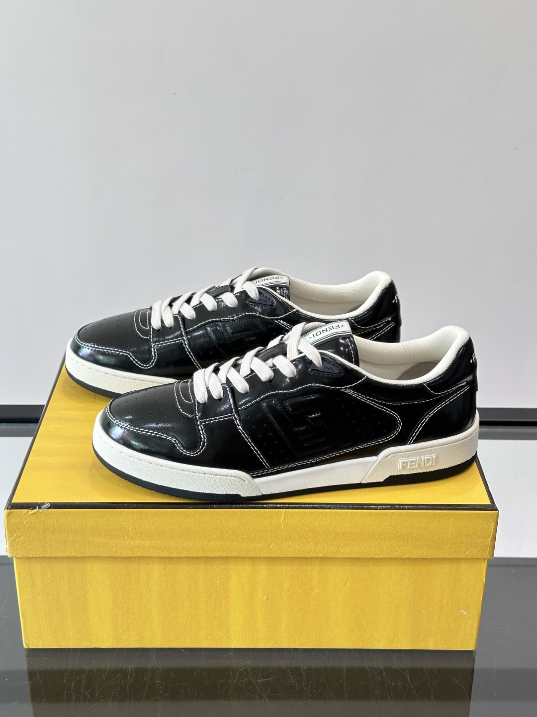 FENDI Match运动鞋皮革低帮鞋标志性FENDI Match运动鞋，鞋舌饰有全新FENDI TaPe饰带。 鞋面采