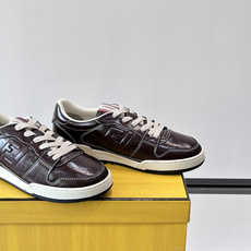 FENDI Match运动鞋皮革低帮鞋标志性FENDI Match运动鞋,鞋舌饰有全新FENDI TaPe饰带。 鞋面采 FENDI Match运动鞋皮革低帮鞋标志性FENDI Match运动鞋,鞋舌饰有全新FENDI TaPe饰带。 鞋面采