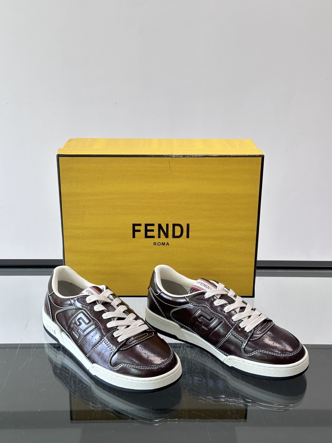 FENDI Match运动鞋皮革低帮鞋标志性FENDI Match运动鞋,鞋舌饰有全新FENDI TaPe饰带。 鞋面采 FENDI Match运动鞋皮革低帮鞋标志性FENDI Match运动鞋,鞋舌饰有全新FENDI TaPe饰带。 鞋面采