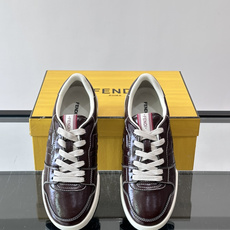 FENDI Match运动鞋皮革低帮鞋标志性FENDI Match运动鞋,鞋舌饰有全新FENDI TaPe饰带。 鞋面采 FENDI Match运动鞋皮革低帮鞋标志性FENDI Match运动鞋,鞋舌饰有全新FENDI TaPe饰带。 鞋面采